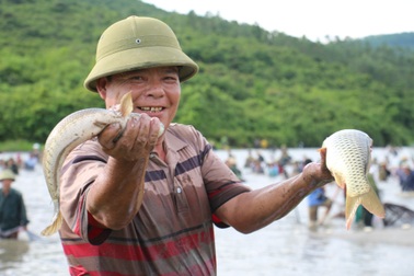 Hàng trăm người dân lao xuống đầm tìm vận may
