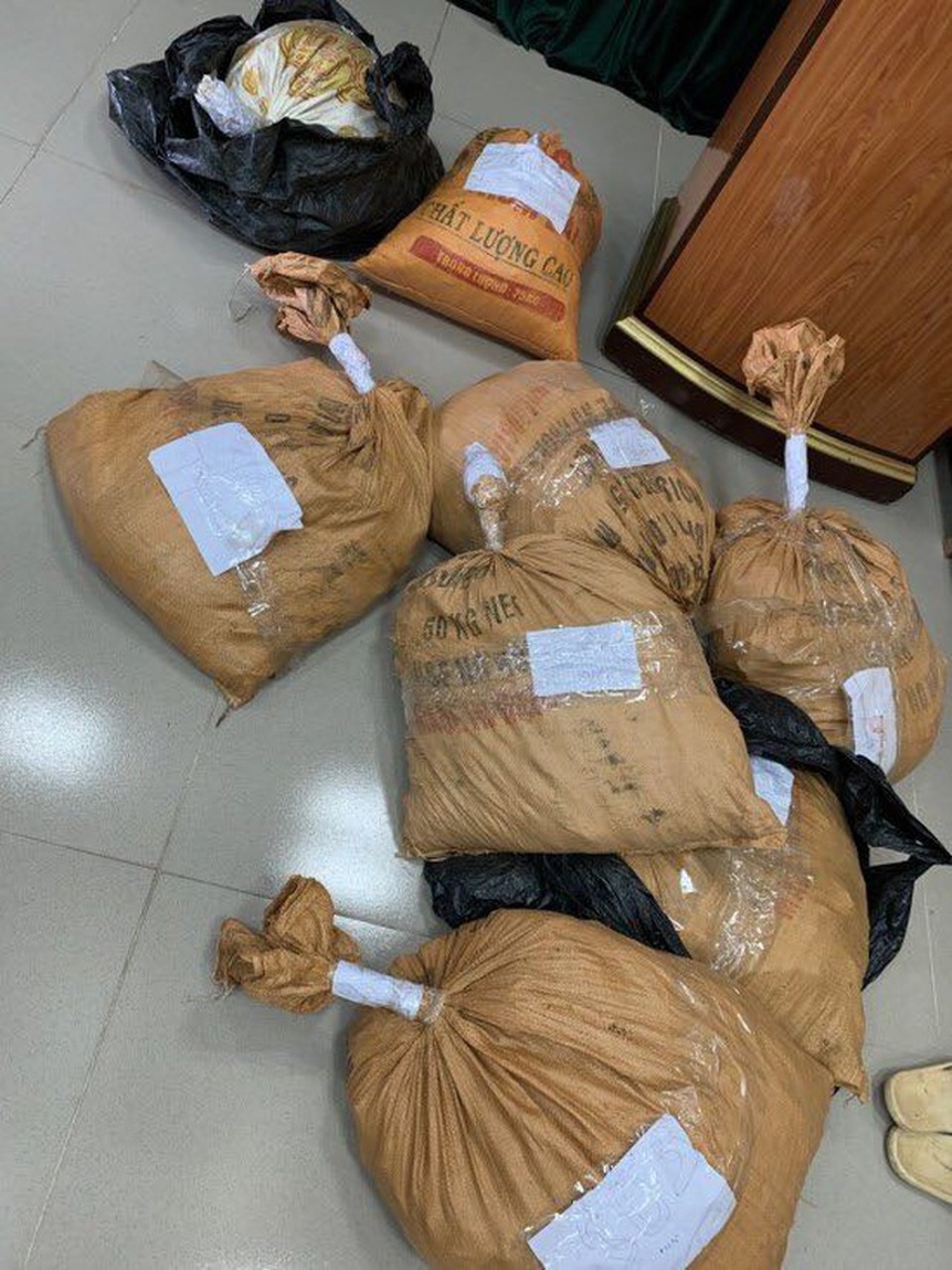 Khởi tố nhóm đối tượng chuyên vận chuyển thuốc nổ qua biên giới - 2 Khởi tố nhóm đối tượng chuyên vận chuyển thuốc nổ qua biên giới - 2