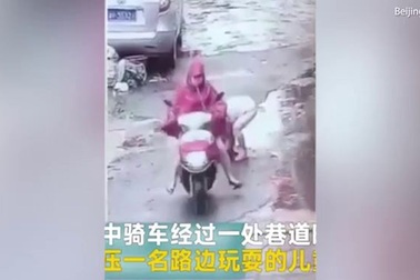 Cán xe máy qua em bé, người phụ nữ Trung Quốc lạnh lùng bỏ đi