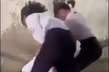 Nữ sinh lớp 8 bị 3 bạn học cùng trường đánh hội đồng