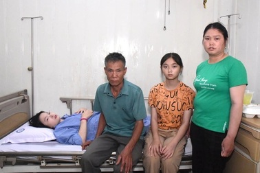 Xót xa cảnh bé gái sinh ra trong gia đình bệnh tật, nỗi đau của chiến tranh