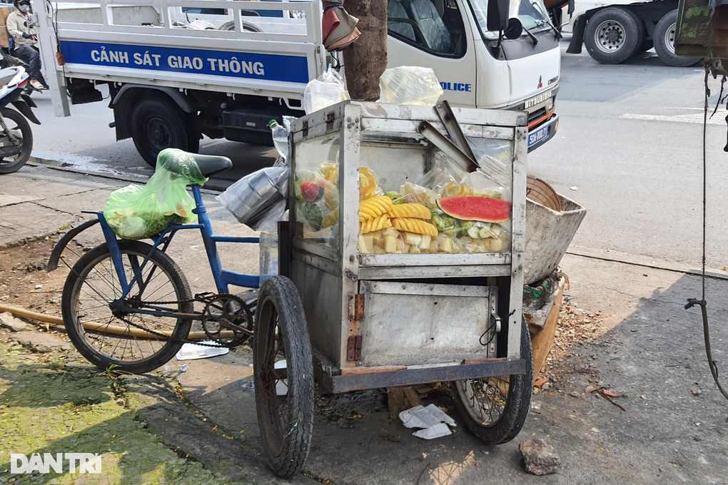 Xe tải cán 2 chân người bán hàng rong trên quốc lộ - 2 Xe tải cán 2 chân người bán hàng rong trên quốc lộ - 2