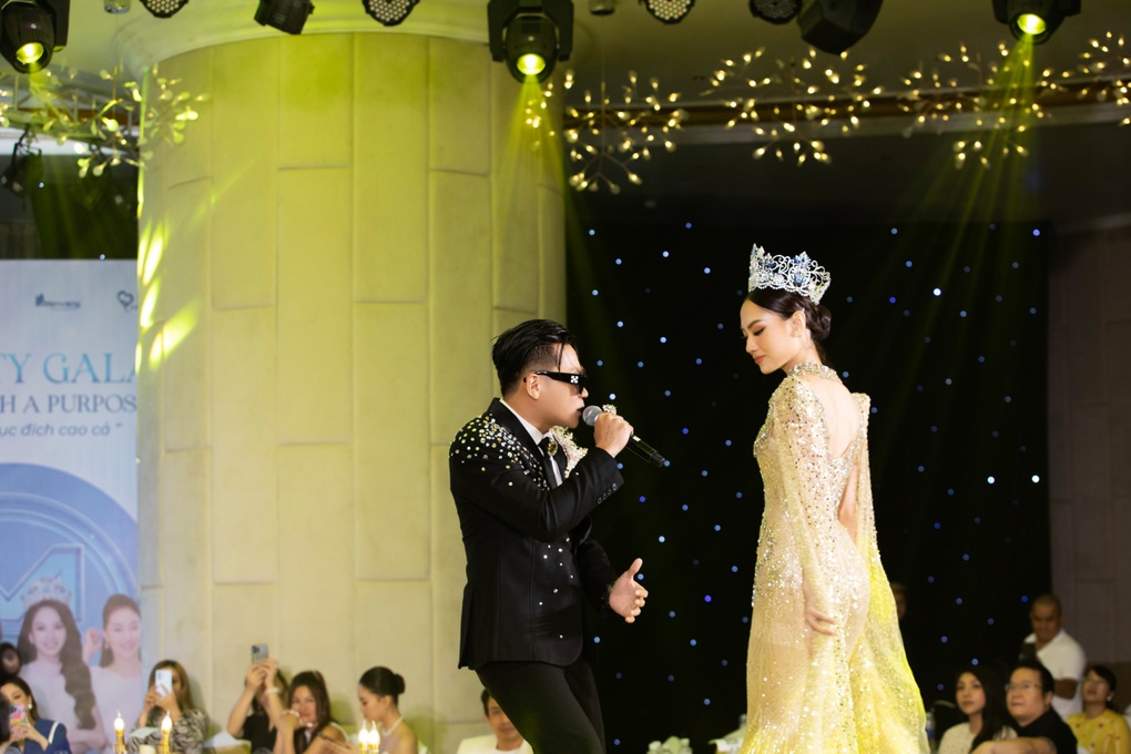 Vợ đại gia Minh Nhựa tặng lại 2 váy dạ hội sau khi đấu giá 300 triệu đồng - 2 Vợ đại gia Minh Nhựa tặng lại 2 váy dạ hội sau khi đấu giá 300 triệu đồng - 2