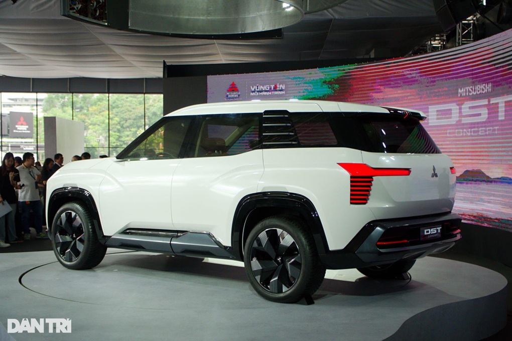 Mitsubishi DST Concept “chào” khách Việt: SUV 7 chỗ đối đầu CX-5, CR-V - 2 Mitsubishi DST Concept “chào” khách Việt: SUV 7 chỗ đối đầu CX-5, CR-V - 2