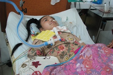 Người mẹ lầm lũi nuôi con trong bệnh viện suốt 4 năm ròng