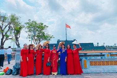 Phái đẹp diện áo dài tham quan di tích miễn phí ngày 8/3