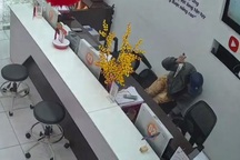 Bắt giữ kẻ lao vào cửa hàng cầm dao đe dọa "giết chết chúng mày"