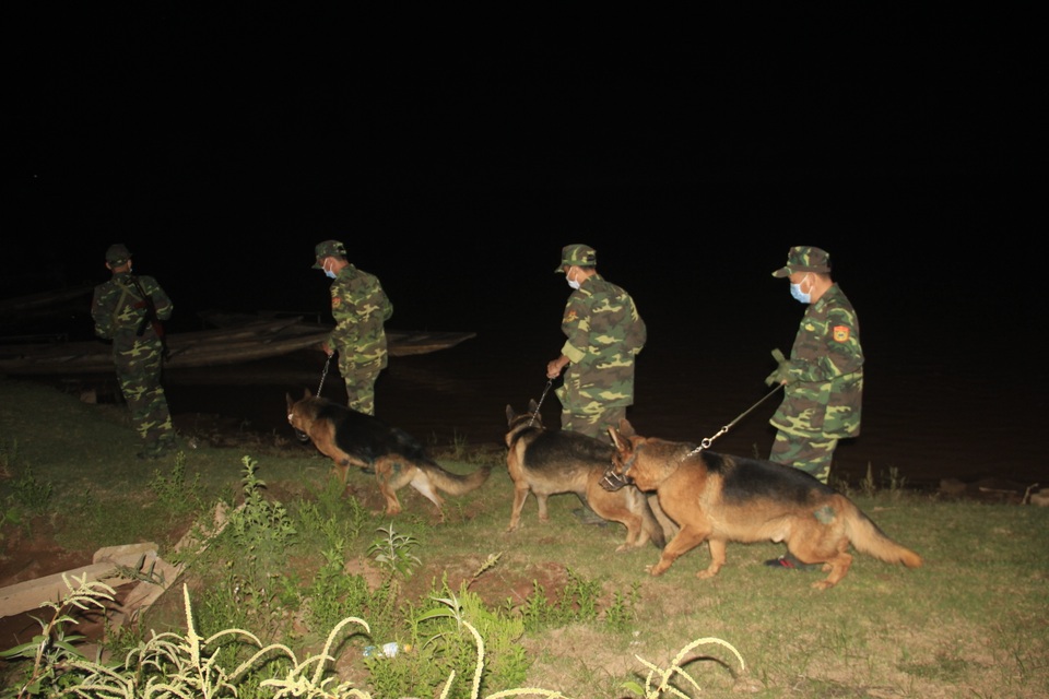 Trắng đêm cùng lá chắn thép canh giữ biên giới trong mùa dịch - 4 Trắng đêm cùng lá chắn thép canh giữ biên giới trong mùa dịch - 4