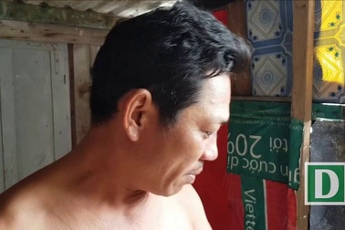 Hàng loạt nhà chồ ở Nha Trang bị triều cường đánh tốc sàn gỗ