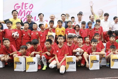 VPMilk cùng đại sứ thương hiệu - HLV Park Hang-Seo gieo mơ ước cho trẻ em Việt