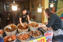 "Bí mật" quán cá kho phố cổ Hà Nội, bà chủ bán 200kg cá mỗi ngày