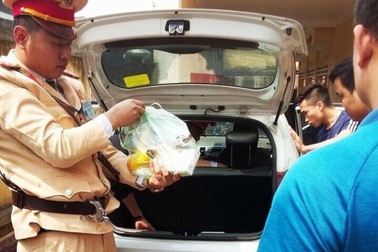 Phát hiện ma túy đá trên xe taxi có tiếng người kêu cứu