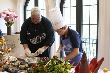 Chủ tịch Quốc hội New Zealand trổ tài làm bò cuốn lá lốt của Việt Nam