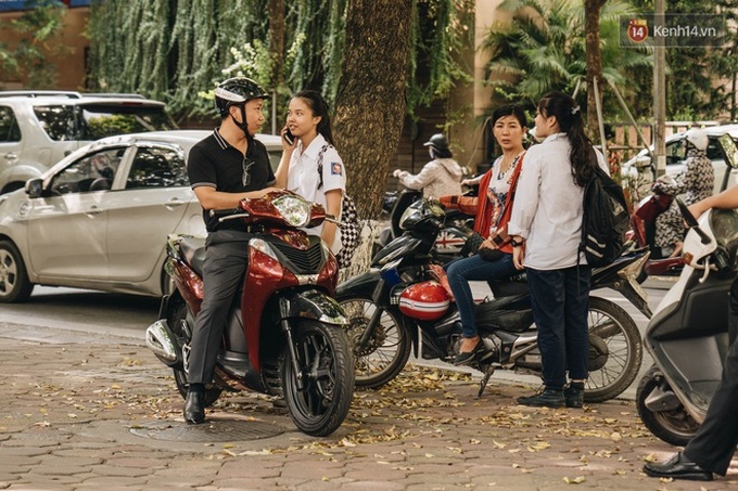 Sĩ tử Hà Nội đội nắng đến trường làm thủ tục thi lớp 10, khoảng 34.000 học trò sẽ trượt trường công lập - Ảnh 2. Sĩ tử Hà Nội đội nắng đến trường làm thủ tục thi lớp 10, khoảng 34.000 học trò sẽ trượt trường công lập - Ảnh 2.