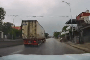 Pha bẻ lái "khét lẹt" của tài xế xe container để tránh xe máy đi ẩu