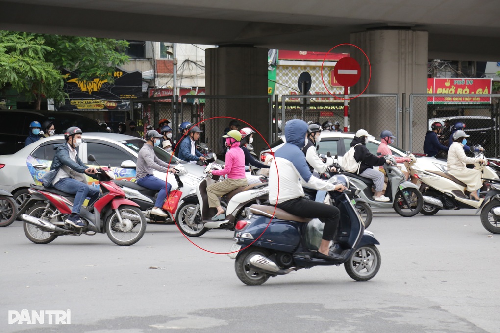 CSGT Hà Nội xử phạt nhiều tài xế đi vào đường cấm - 3 CSGT Hà Nội xử phạt nhiều tài xế đi vào đường cấm - 3
