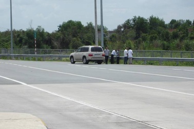 “Giải quyết nỗi buồn” trên cao tốc hiện đại nhất Việt Nam