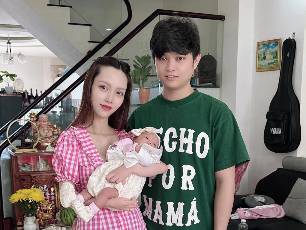 Clip mẹ trẻ ở Đà Lạt tắm cho con bằng chân gây sốt mạng - 1 Clip mẹ trẻ ở Đà Lạt tắm cho con bằng chân gây sốt mạng - 1