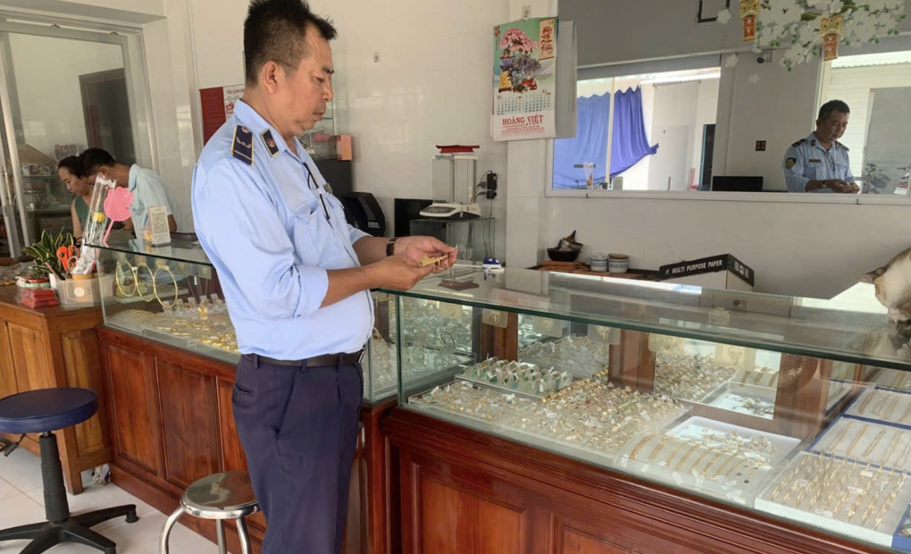30 ngày, một tỉnh phía Nam có 41 vụ vi phạm kinh doanh vàng - 1 30 ngày, một tỉnh phía Nam có 41 vụ vi phạm kinh doanh vàng - 1