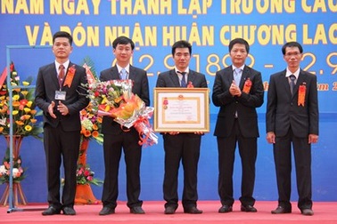 Trường CĐ Công nghiệp Huế nhận Huân chương Lao động hạng Nhất