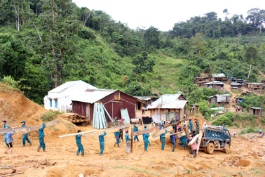 Bộ đội giúp dân di dời nhà cửa, phòng ngừa sạt lở núi