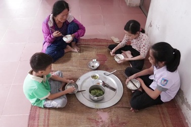 Cảnh bố bất lực nhìn mẹ nằm liệt giường, 4 con thơ nguy cơ phải thôi học