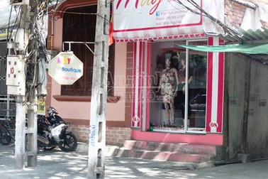 Thiếu nữ dùng băng keo bịt miệng chủ cửa hàng quần áo, cướp đồ 