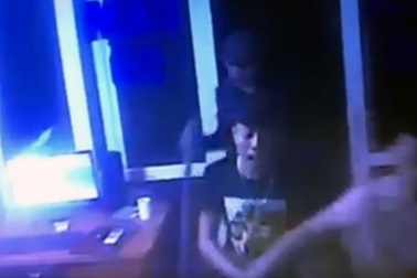 Nhóm côn đồ xông vào đập phá cửa hàng lúc rạng sáng