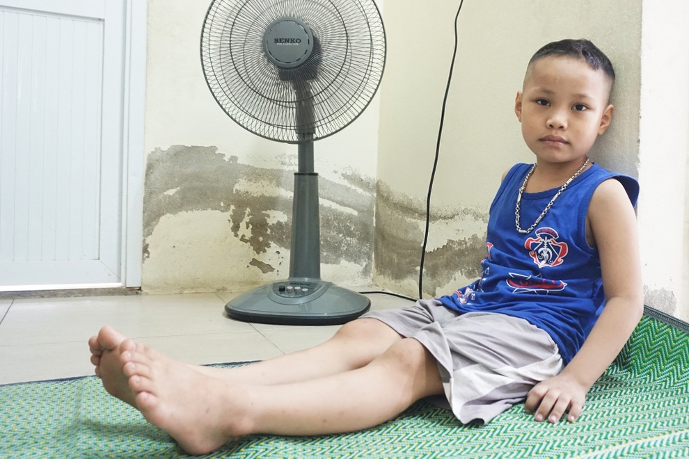 Cậu bé 8 tuổi nhiều lần đối mặt tử thần và lời khẩn cầu của người mẹ nghèo - 1 Cậu bé 8 tuổi nhiều lần đối mặt tử thần và lời khẩn cầu của người mẹ nghèo - 1