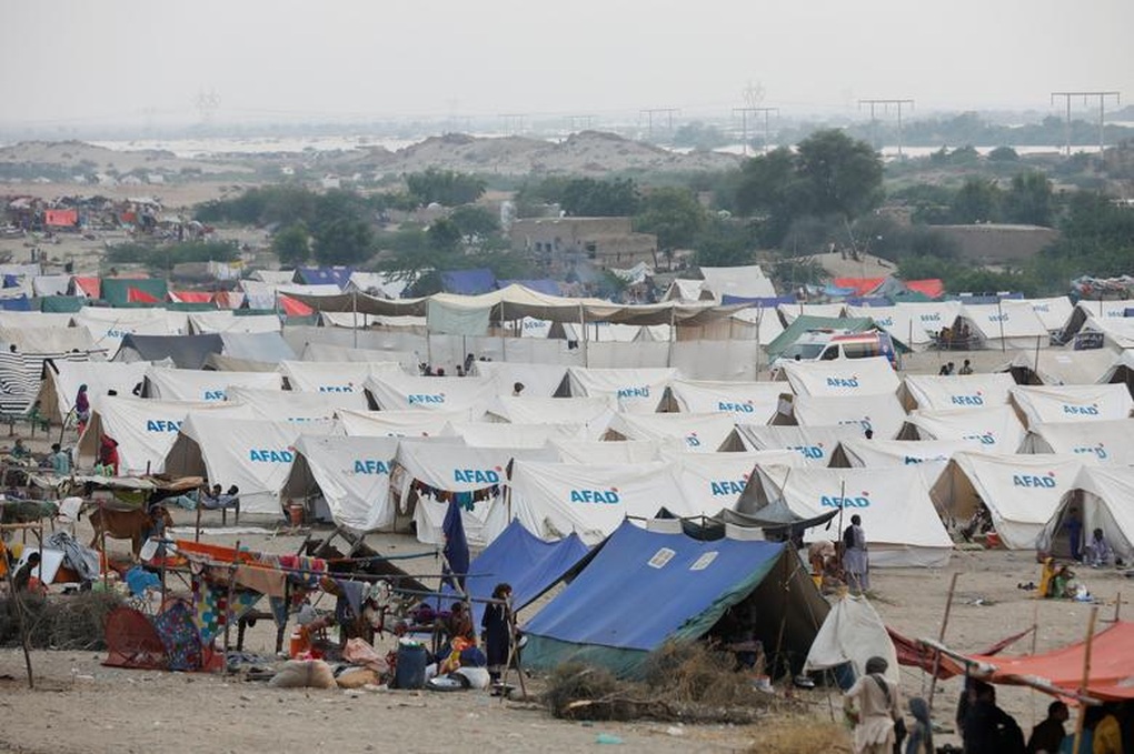 Lũ lụt lịch sử, hàng trăm nghìn người Pakistan lâm cảnh màn trời chiếu đất - 13 Lũ lụt lịch sử, hàng trăm nghìn người Pakistan lâm cảnh màn trời chiếu đất - 13