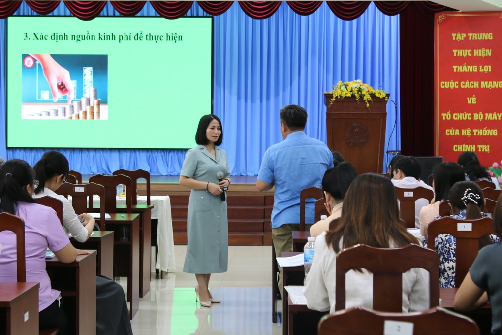 Gỡ khó cho công chức cấp xã theo hướng “cầm tay chỉ việc” - 3 Gỡ khó cho công chức cấp xã theo hướng “cầm tay chỉ việc” - 3