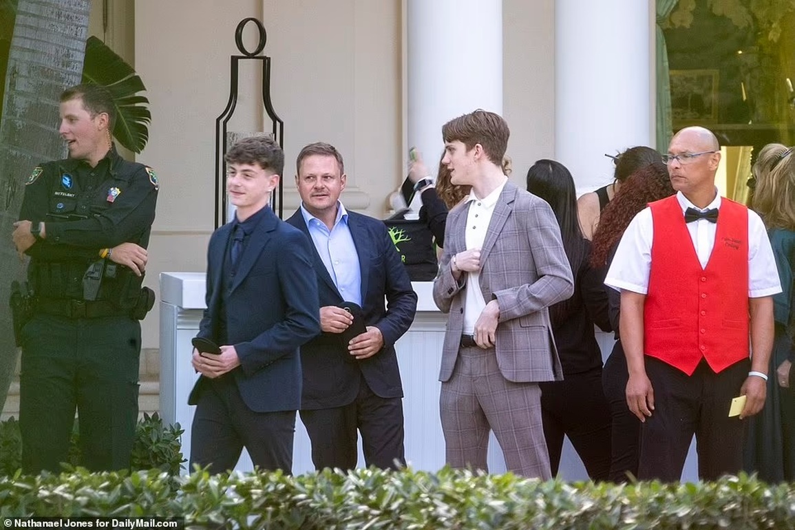 Khi vợ chồng Beckham bị lép vế trước mức độ giàu có của thông gia - 14