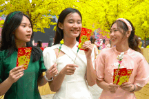 Phố ông đồ ở TPHCM nhộn nhịp trong ngày đầu mở cửa