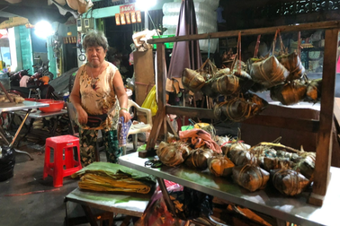 Lò bánh luôn "đỏ lửa" của cụ bà 62 tuổi, mỗi ngày bán 300 cái