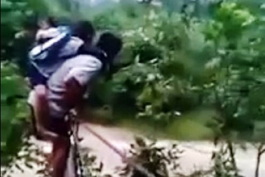 Hãi hùng cảnh níu dây, cõng học sinh qua dòng suối dữ
