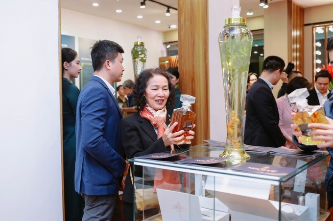 Khách hàng tham quan tại Showroom.