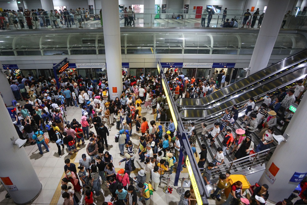 Khách cởi đồ chụp ảnh ở Metro và chuyện văn minh công cộng - 1 Khách cởi đồ chụp ảnh ở Metro và chuyện văn minh công cộng - 1