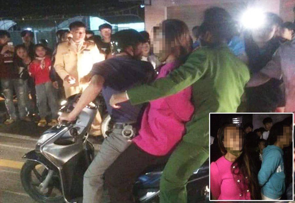 Người dân vây 2 người của đoàn nhạc vì nghi bắt cóc trẻ con - 1