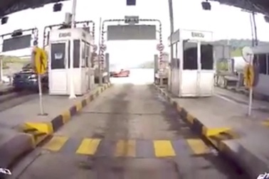 Bám đuôi sát rạt xe trước qua trạm kiểm soát - Bất chấp nguy hiểm để trốn vé