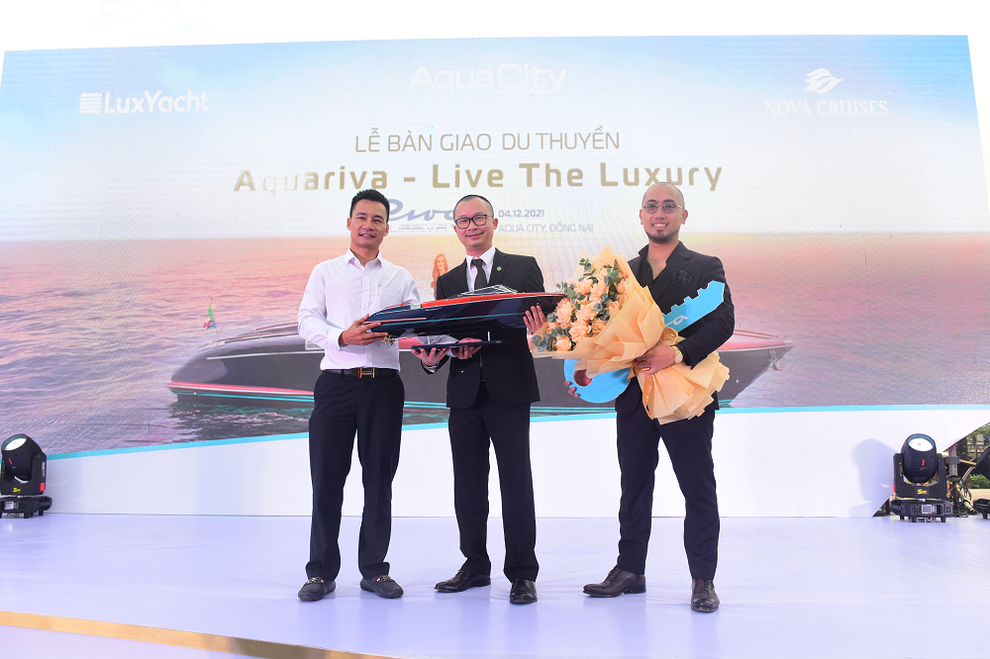 LuxYacht bàn giao Du thuyền hạng sang Riva Aquariva Super tại thị trường Đông Nam Á cho Nova Cruises - 2 LuxYacht bàn giao Du thuyền hạng sang Riva Aquariva Super tại thị trường Đông Nam Á cho Nova Cruises - 2