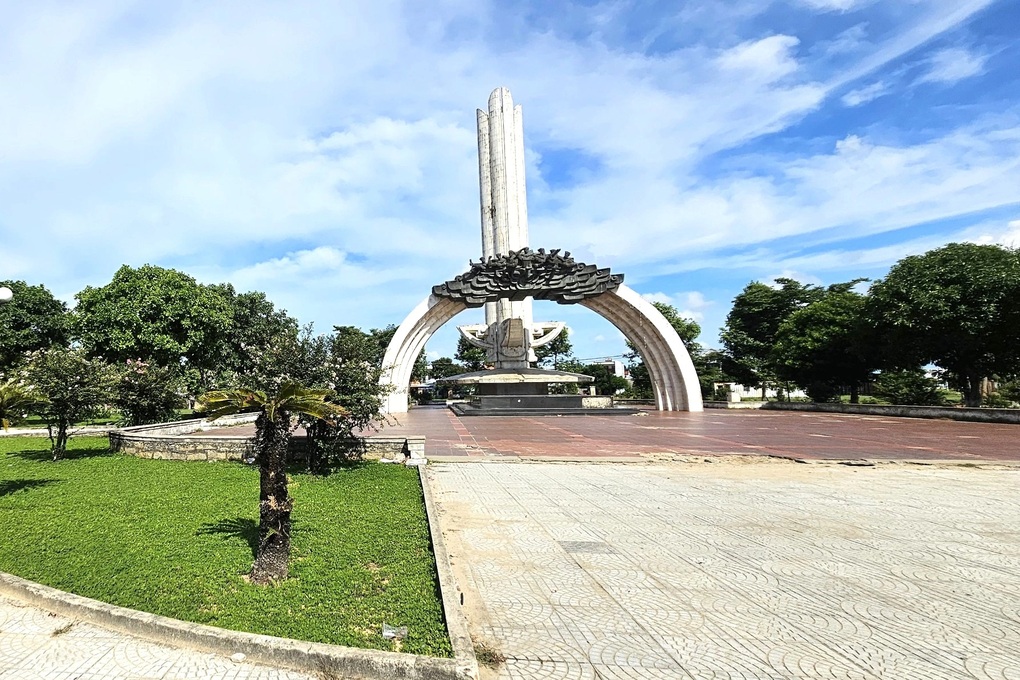 Lấy ý kiến người dân việc tháo dỡ Tượng đài Dũng sĩ Điện Ngọc - 1 Lấy ý kiến người dân việc tháo dỡ Tượng đài Dũng sĩ Điện Ngọc - 1
