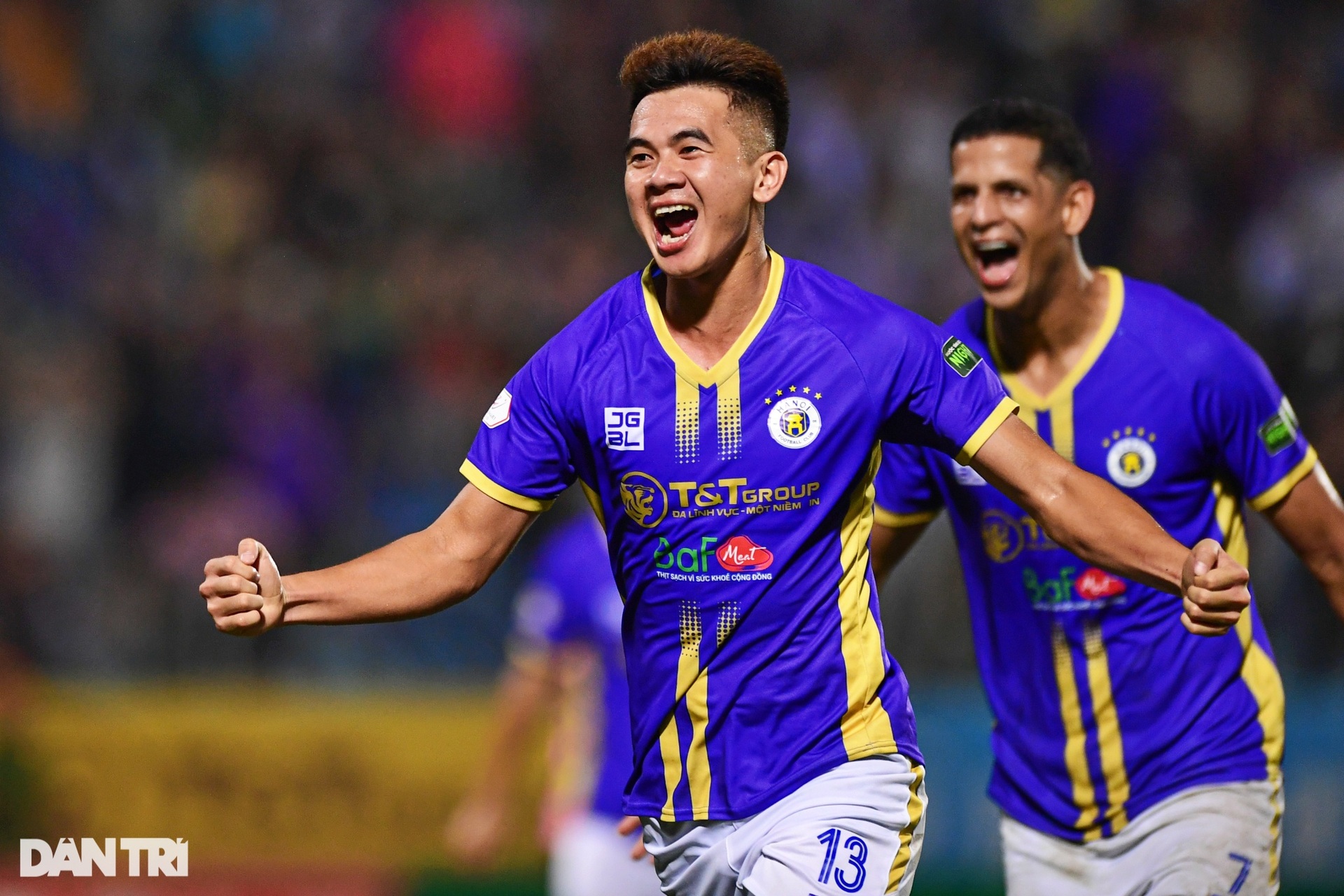 CLB Hà Nội ăn mừng đầy cảm xúc khi giành cúp vô địch V-League 2022 - 8 CLB Hà Nội ăn mừng đầy cảm xúc khi giành cúp vô địch V-League 2022 - 8