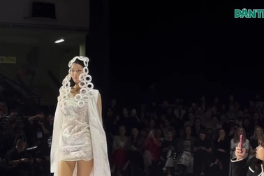 Lại Mai Hoa mở màn và kết màn ngày đầu tiên của Tuần lễ thời trang