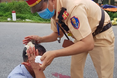 Cảm phục chiến sĩ CSGT sơ cứu, cầm máu cho người dân gặp tai nạn