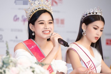 Đỗ Thị Hà nói gì về dòng trạng thái “Cuộc đời tôi là một câu chuyện buồn”?