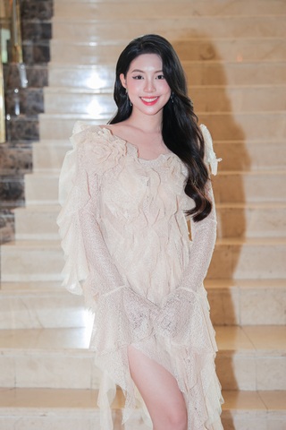 Á hậu Châu Anh trở lại thảm đỏ đầy quyến rũ sau khi được thăng hàm Trung úy - 1