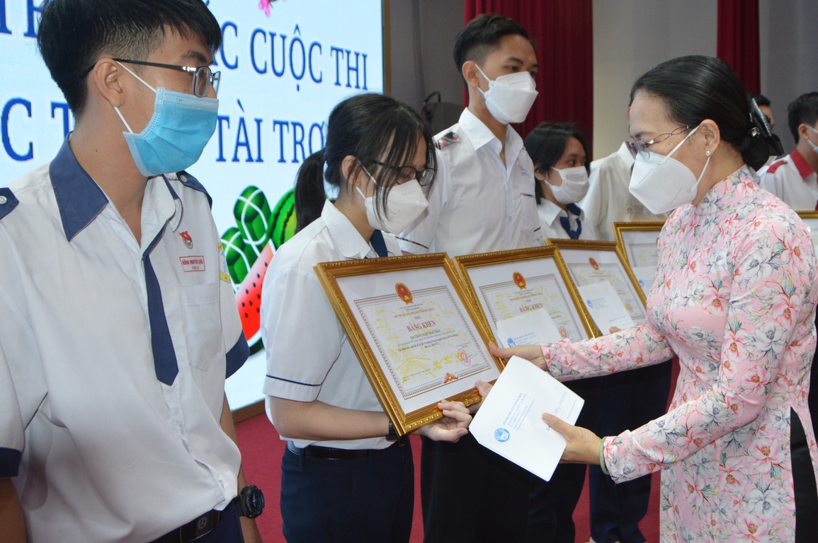Trao hơn một tỷ đồng học bổng cho học sinh, sinh viên hiếu học tiêu biểu - 2 Trao hơn một tỷ đồng học bổng cho học sinh, sinh viên hiếu học tiêu biểu - 2