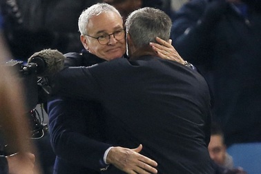 Mourinho và Ranieri: Từ ánh mắt hận thù tới… cái bắt tay