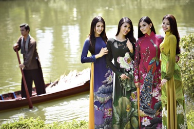 Trương Thị May duyên dáng với áo dài