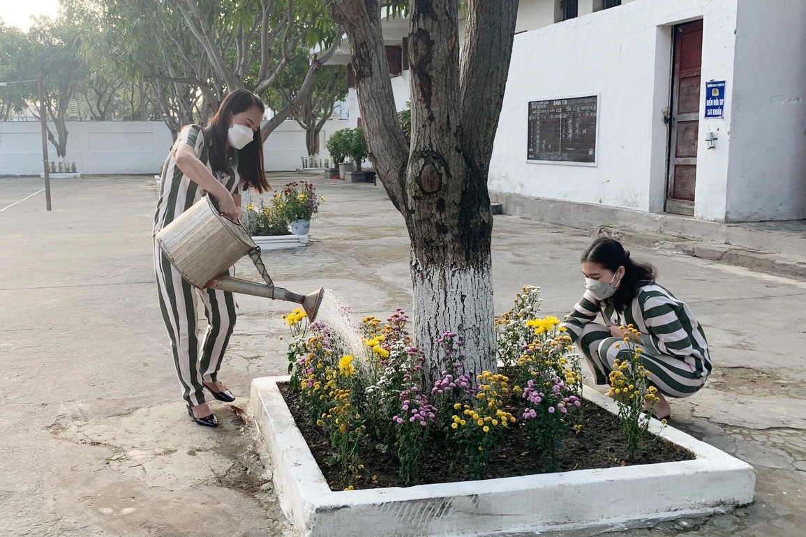 Bữa cơm tất niên sớm và ước mơ sau song sắt ngày Tết - 2 Bữa cơm tất niên sớm và ước mơ sau song sắt ngày Tết - 2